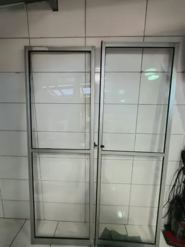Porta de vidro em alumínio
