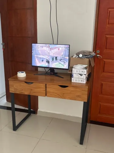 Mesa de estudos com gavetas