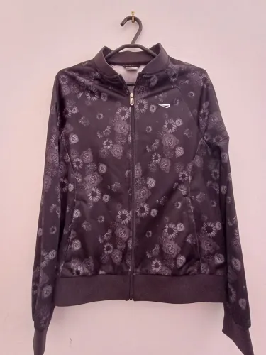 Blusa esportiva da Rainha P, veste 40. Nova