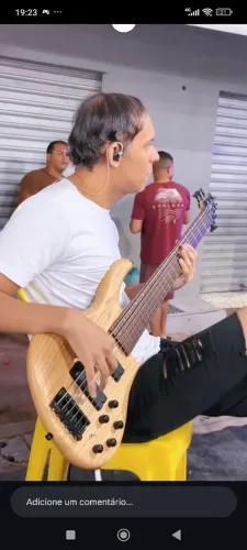 Bass , violão.