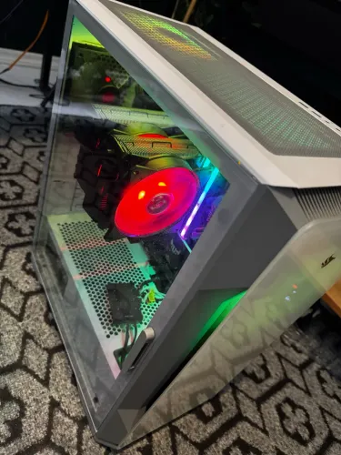 Desktop com teclado mouse e tela portátil