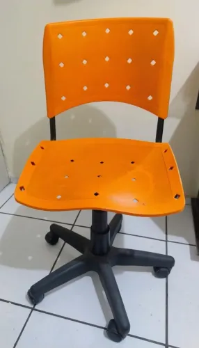 CADEIRA GIRATÓRIA COM RODINHAS EM EXCELENTÍSSIMO ESTADO