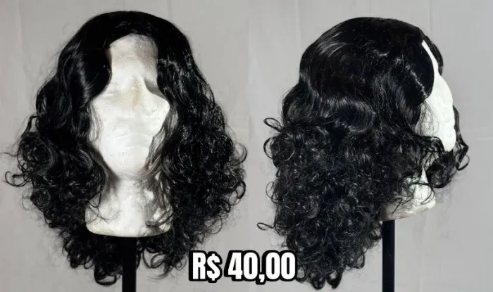 peruca preta cacheada média.