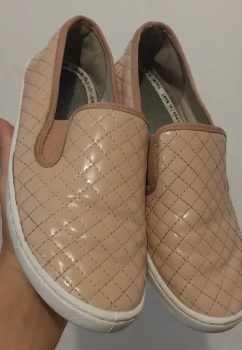 Tênis Slip On feminino nude com cabedal número 38