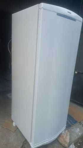 Uma geladeira consul