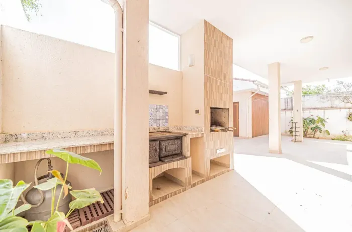 Casa em condomínio fechado com 230m², três quartos, duas suítes, quatro vagas de garagem.