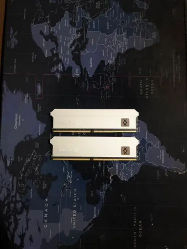 2 memórias de 16gb de 3200 MHz Asgard brancas