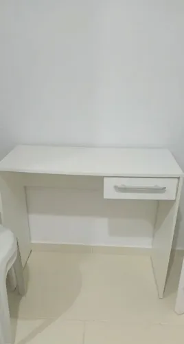 Escrivaninha em mdf em perfeito estado 