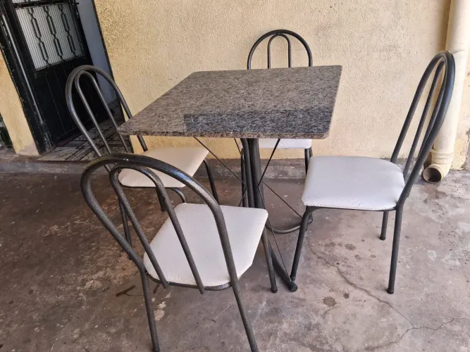 Mesa com 4 cadeiras valor $ 399  reais