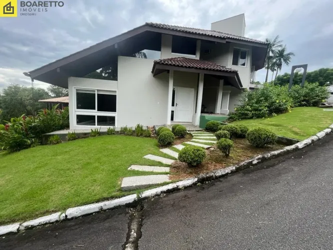 Linda casa no condomínio Arvoredo no bairro Gloria em Joinville.