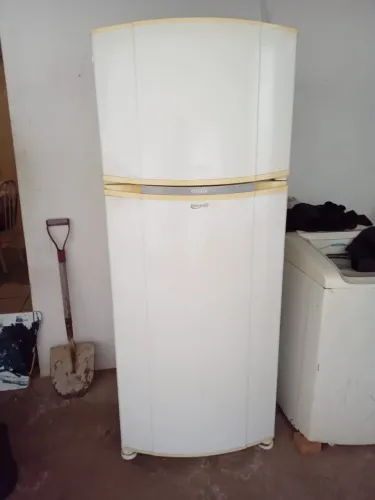 Vende-se geladeira 460 litros, marca Consul, está com a mangueira entupida