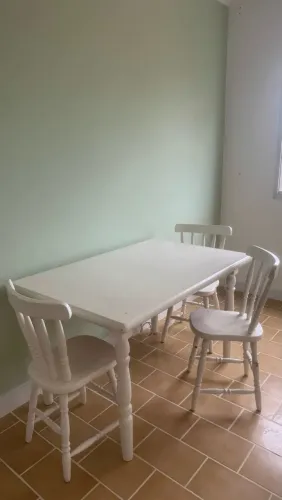 MESA DE MADEIRA MACIÇA COM CADEIRAS 