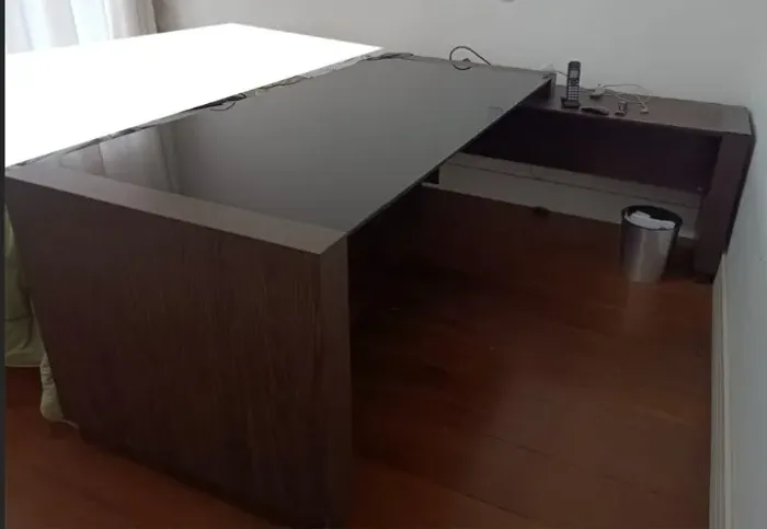 Mesa Diretoria em L com tampo de vidro (Mesa de madeira Diretoria reforçada)