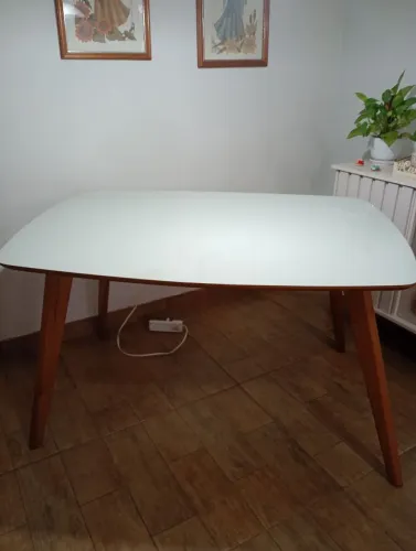 Mesa de jantar sem cadeiras