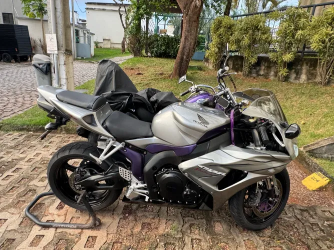 Vendo CBR 1000  (Prata, cor rara), com apenas 44 mil  km APENAS VENDA NÃO TROCO
