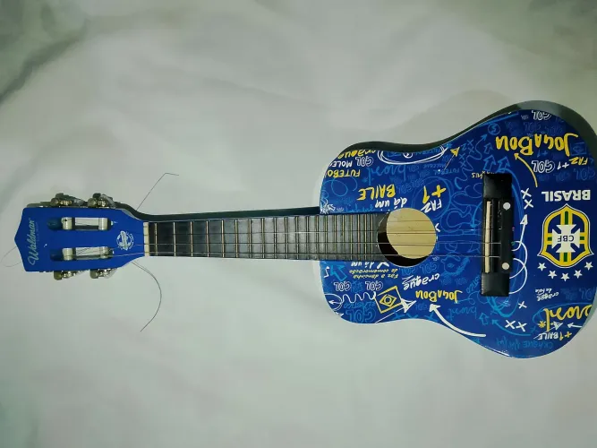 Cavaquinho Waldman, modelo CVU-1/CBF (da linha oficial licenciada da Seleção Brasileira.)