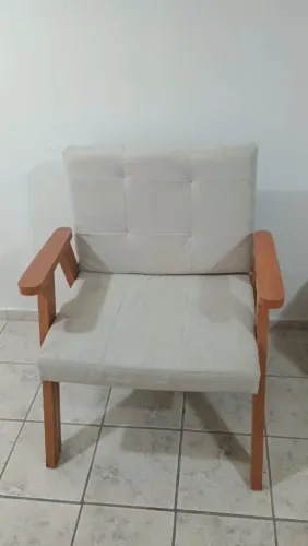 Poltronas de madeira com estofado 