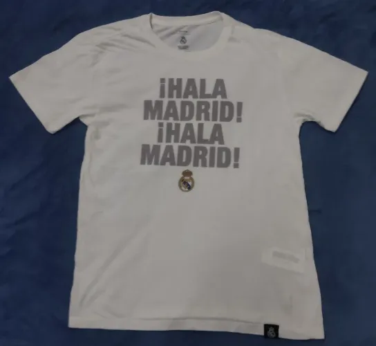 Camiseta Real Madrid com estampa lettering  "Hala Madrid" e o escudo do time original 