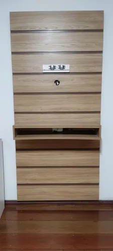 Painel de TV feito sob medida por marceneiro, painel de madeira medindo 1.00 L x 2.14 C