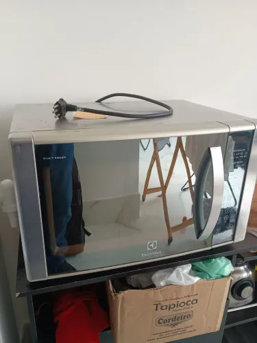 Microondas espelhado 31L Electrolux MEC 41 com defeito