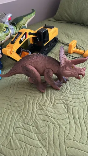 dinossauro estilo Triceratops