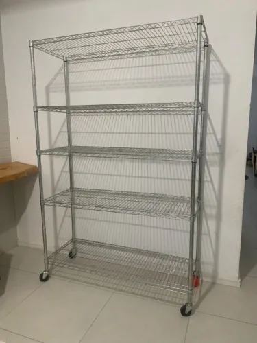Estante de Aço Cromado Estilo Industrial com Rodas