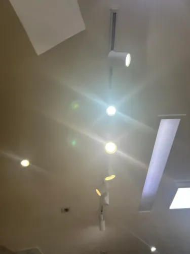 Trilho de iluminação 1 metro e meio com 7 spots Direcionáveis-luz quente/amarela