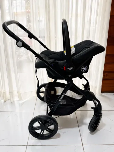 Carrinho de bebê e bebê conforto