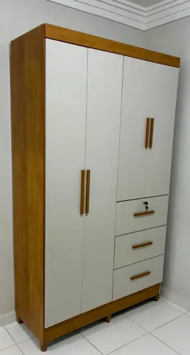 Guarda-roupas Casal. 4 portas com cabideiro e 3 gavetas. Apenas 2 meses de uso