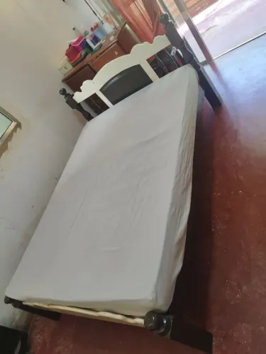 Cama de casal antiguidade em perfeito estado de conservação, muito resistente