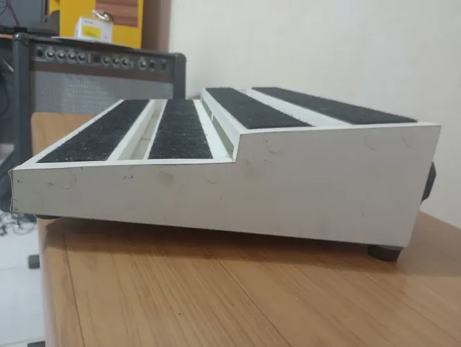 Pedalboard com gaveta e tomada