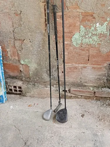 Três tacos de golfe