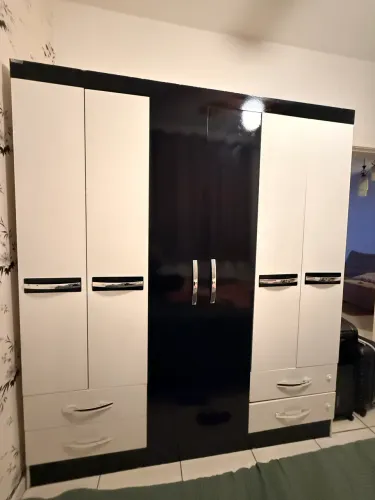 Guarda roupa de casal Moval 6 portas e 4 gavetas