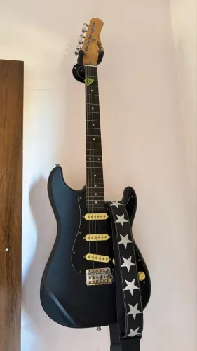 Guitarra stratocaster memphis tagima MG30.