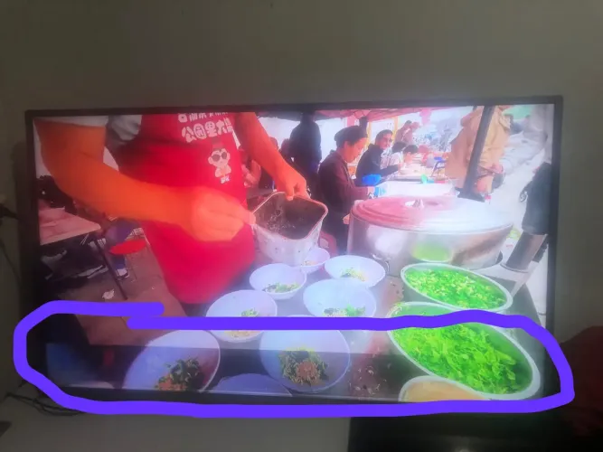 Tv50 polegadas funcionando todos os aplicativos, mais ela tem uma listra preta em baixo