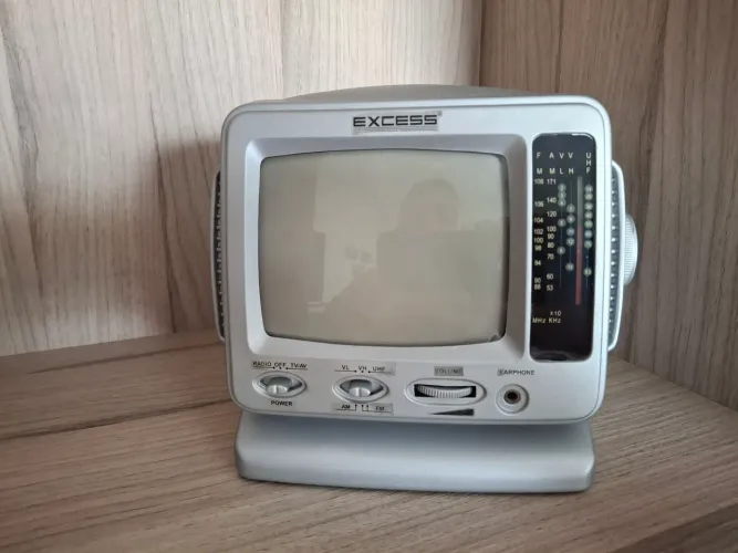 TV PORTÁTIL DE TUBO 5" POLEGADAS PRETO E BRANCO C/ RÁDIO AM/FM.<br>