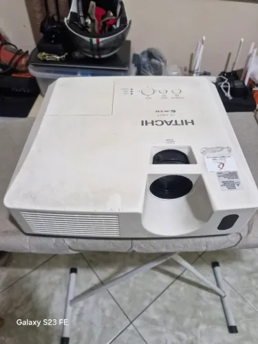 Retroprogetor Hitachi CX3011 com a lâmpada ruim....