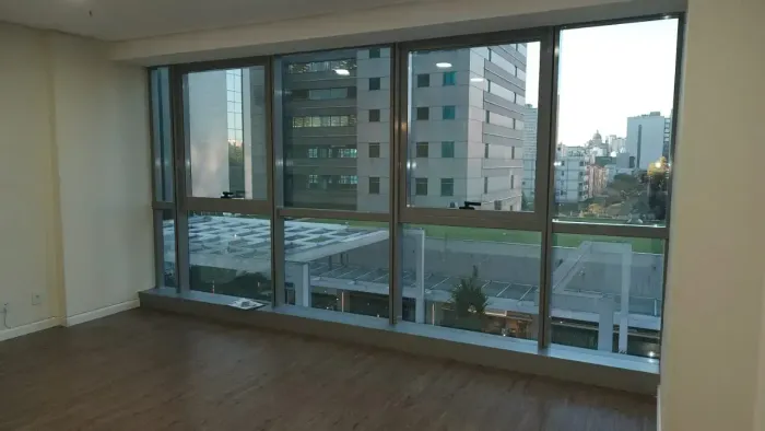 Sala Comercial no Menino Deus/Praia de Belas. André Belo Imóveis vende ou aluga sala comer