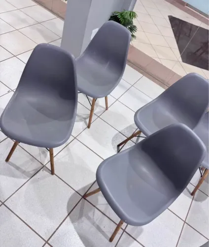 Vendo 12 cadeiras usadas