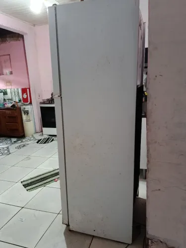 Vendo geladeira. Usada mas funcionando perfeitamente