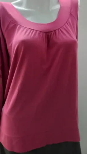 Um bata rosa de manga longa, com detale de flor na manga,a