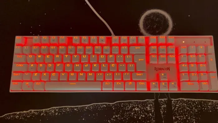 Teclado Mecanico Redragon Mitra Lunar White Led Vermelho K551W PT- SWITCH PRETO
