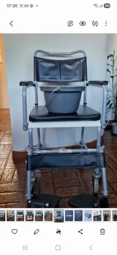 Cadeira Higiênica Utilizada como Cadeira de Rodas 