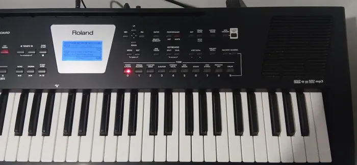 Vendo Teclado roland bk3 super conservado.