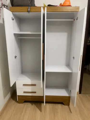 Guarda roupa infantil e cômoda