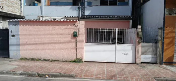 Aluga-se casa no centro de mesquita