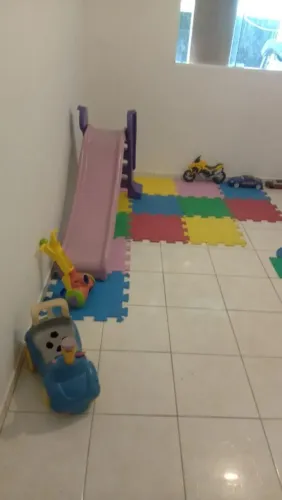Cama elástica e escorregador em SJP