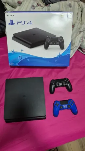 PS4 Slim 1TB + 2 Controles