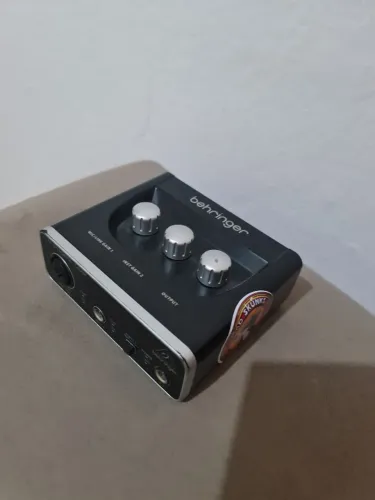 Interface de áudio Behringer UM2 U-Phoria