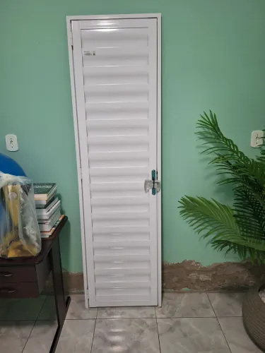 Vendo porta de alumínio branca 
